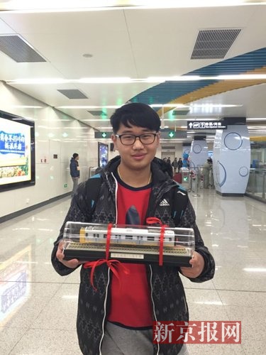 刘帅获赠的7号线列车模型。新京报记者 吴为 摄