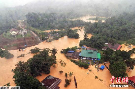 图为12月26日公布的12月24日拍摄的马来西亚彭亨洲洪灾重灾区的航拍图。