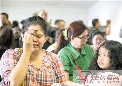 昨日,印尼泗水,失联亚航QZ8501航班的乘客家属在朱安达国际机场焦急等待消息,悲痛欲绝。