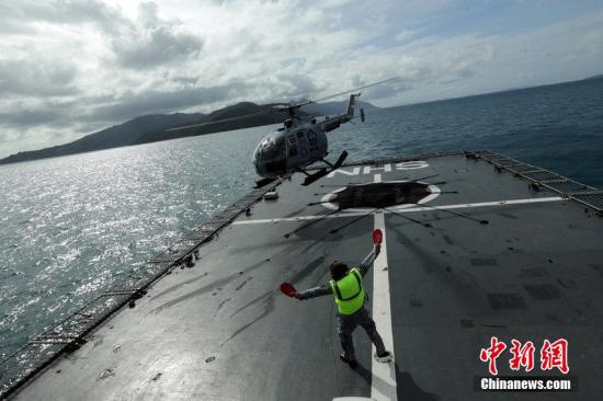 资料图：当地时间2014年12月28日，印尼民丹岛，印尼海军救援队参加亚航QZ8501搜寻任务。