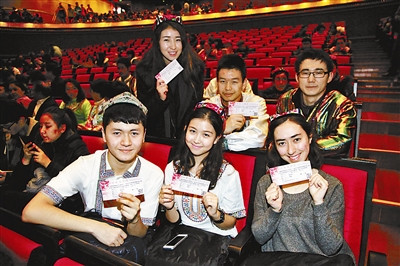 新疆籍学生观看《冰山上的来客》 为剧情动容