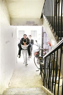 楚天都市报讯 图为:学生背着覃老师回家