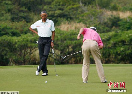 当地时间2014年12月24日，美国夏威夷卡内奥赫，休假中的美国总统奥巴马和马来西亚总理纳吉布一起打高尔夫。