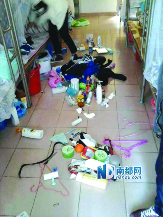来自网络南都讯 记者何永华 昨日下午,多张注明是东莞二中学生宿舍的