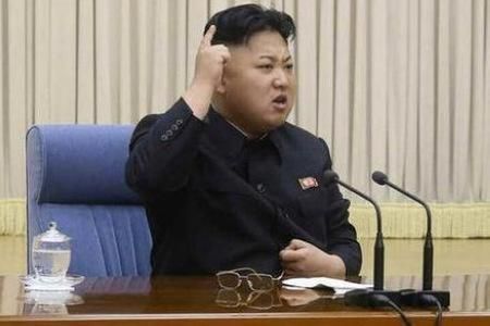 金正恩被军嫂包围图片_WWW.66152.COM