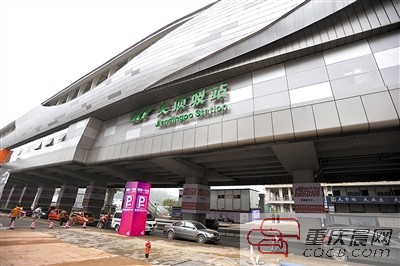 重庆晨报记者 苑铁力 摄    昨天上午,轨道6号线五里店至茶园段,1号线