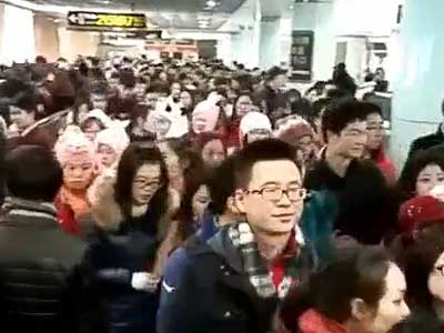 上海跨年夜当日地铁客流首破千万 媒体估计至少30万人在外滩