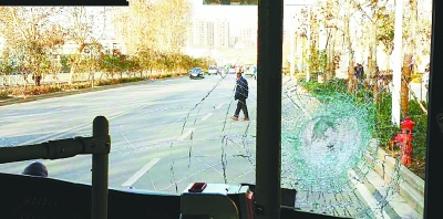 本报讯(见习记者姚传龙 通讯员张凤华 王永伟)昨天下午,74路公交车行驶途中被一块“飞”砖砸中前挡风玻璃,一名女乘客被飞溅的玻璃碴扎伤。