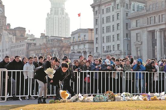 上海市民到外滩陈毅广场祭奠踩踏事故中的遇难者. (新华)