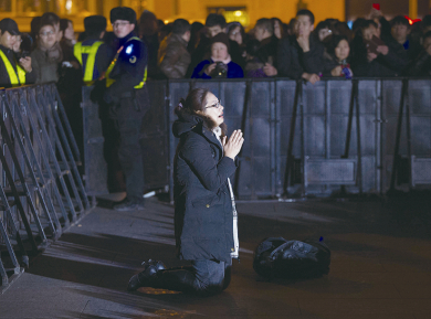 昨晚,一位来自西安的女士在陈毅广场哀悼12·