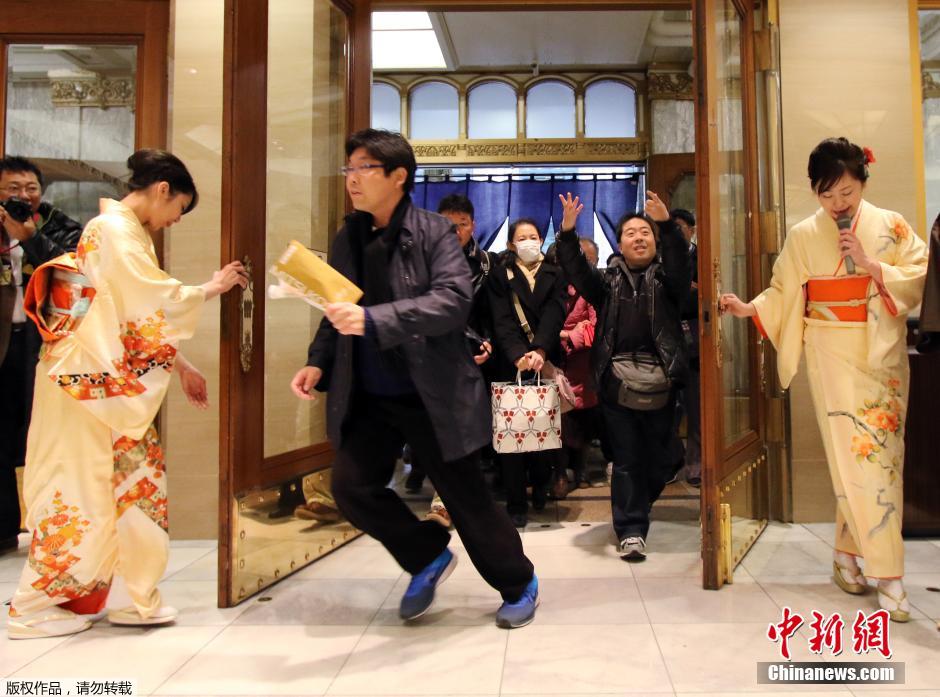 日本民众庆祝新年 冲进商场抢福袋(高清组图