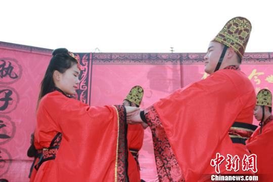 1日，南通大型汉文化婚礼现场，参加汉文化婚俗表演的南通桃坞汉服社成员。 陆建国 摄