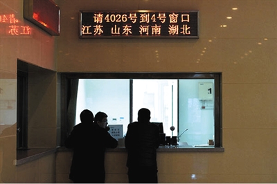 来访接待窗口工作人员对反映问题的群众发放来访登记表。李放 摄