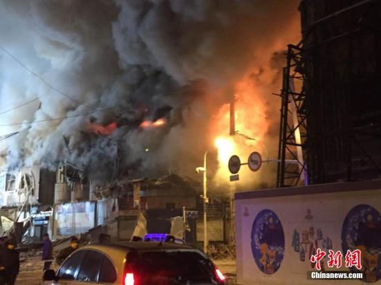哈尔滨仓库大火坍塌：已致3名消防员牺牲(图)