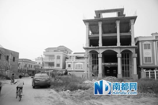 陆丰甲西镇博社原村委书记蔡东家已经停建的豪宅。 南都记者 孙俊彬 摄