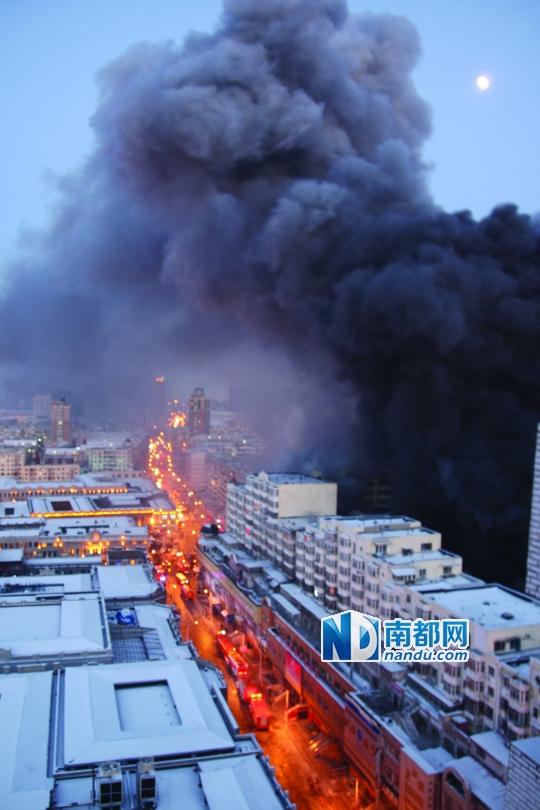 1月2日傍晚,起火仓库三楼仍有明火。室外温度零下20多℃,余火扑救仍在进行中。CFP图