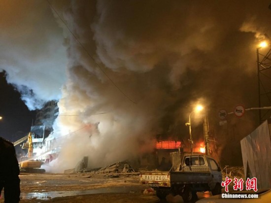 哈尔滨大火复燃导致建筑物二次坍塌瞬间(组图