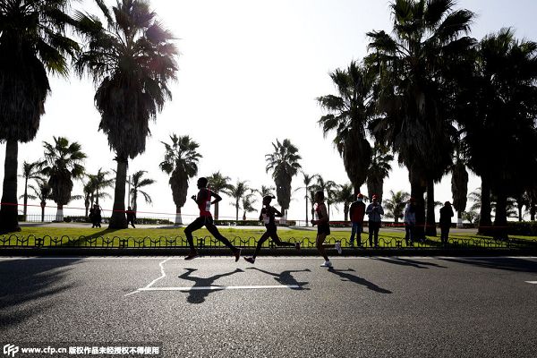 图文:2015厦门国际马拉松 迎着晨光跑步