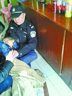 右图:民警吴炜度量太婆坐在地上施救。 网友供给