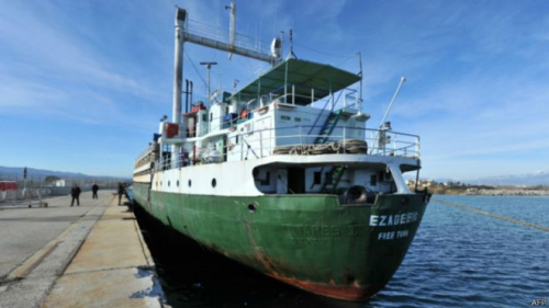 “艾萨丁号”目前被拖到科里利亚诺卡拉布罗港停靠。