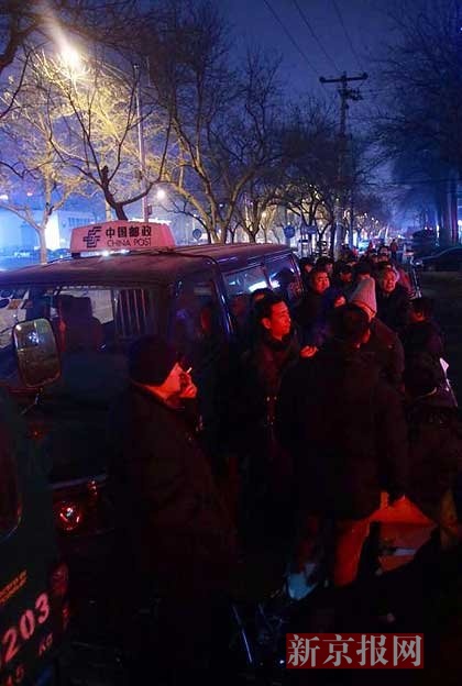 邮政公司利用邮政车围成单行通道,保证明日,购买者可以有序购买。实习生 彭子洋 摄