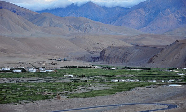 普兰县,位于西藏自治区西南部,阿里地区南部,喜马拉雅山南侧的峡谷