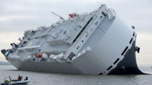 装载1400辆汽车的新加坡注册挪威海轮Hoegh Osaka在英格兰南端南安普顿港外索伦特海峡侧倾搁浅。