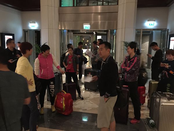 图文：中国乒乓球队抵达迪拜 孔令辉和女队队员