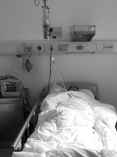温女士躺在医院病床上