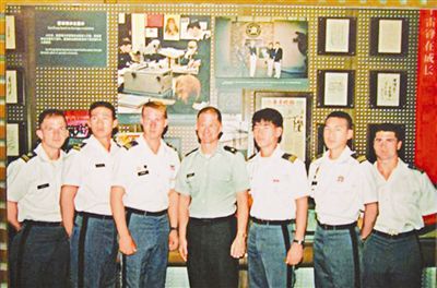2004年7月28日，西点军校教官马科斯和6名学员，专程访问了抚顺雷锋纪念馆。