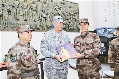 2014年2月22日，美国陆军参谋长奥迪尔诺将军在参观沈阳军区雷锋纪念馆后，中方向他赠送了《踏着雷锋足迹前行》邮册。