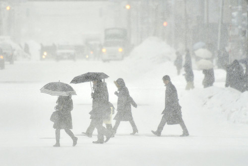札幌市中央区上班族冒雪行走.