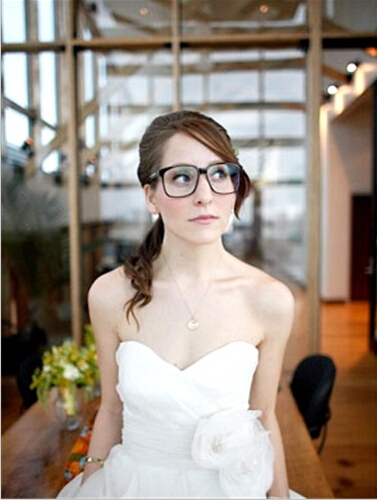 新娘戴眼镜婚纱照_戴眼镜的新娘(3)