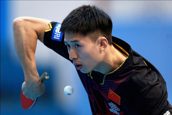 图文:2015乒乓球团体世界杯 方博发球