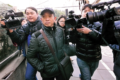 被害人黄洋的父亲黄国强向记者表示心情复杂，同时“相信法律是公正的”。