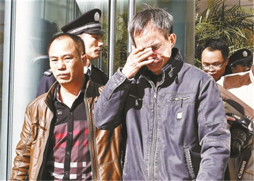 昨天，林森浩的父亲林尊耀走出法庭时掩面痛哭 摄影/新华社记者 陈飞