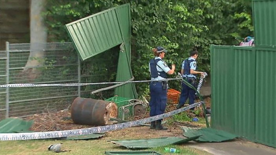 图为事发现场，院子的围栏被盗贼开车撞破。
