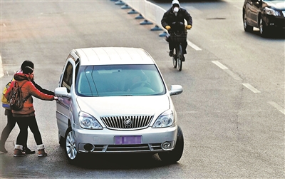 昨天下午,乘客在长虹桥附近约来一辆滴滴“专车”摄影/本报记者崔峻(2 /2张)