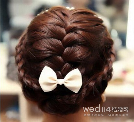 韩式新娘发型图片四 三条发辫的编织,再完美结合,蓬松拉扯出些许发丝图片