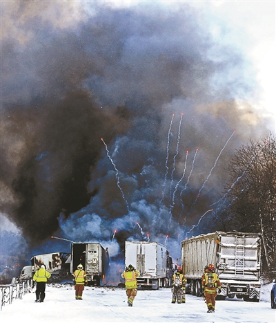 由于降雪和低温导致路面结冰，美国密歇根州9日发生约150辆汽车连环相撞的严重交通事故，造成至少1人死亡。新华/美联