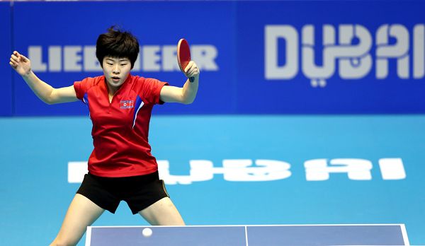 图文:乒球世界杯中国队进决赛 朝鲜选手比赛中