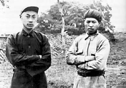 (三年游击战争中的陈毅(左),图片来源:中国共产党新闻网)