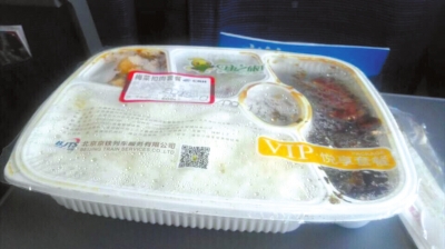陆先生在高铁上购买的“梅菜扣肉套餐”盒饭。盒饭中的米饭上有芝麻状的黑色小虫。乘客陆先生供图
