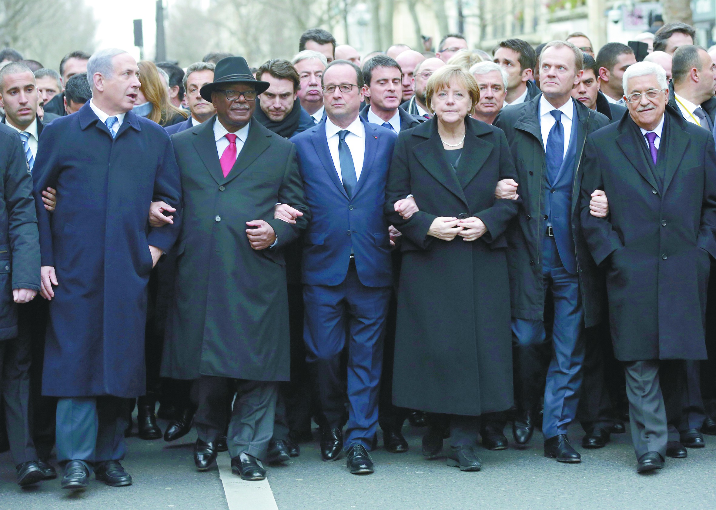 11日，各国政要手挽手走在巴黎大游行队伍的最前面。
