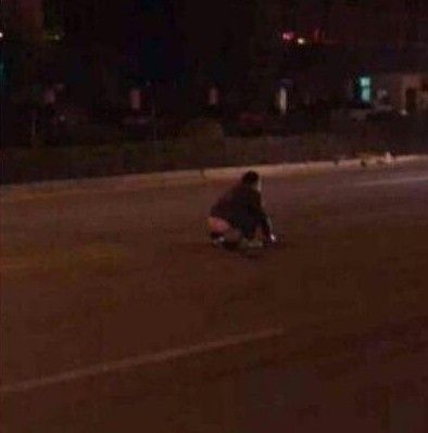 醉酒男子马路中间大便光着屁股被撞飞