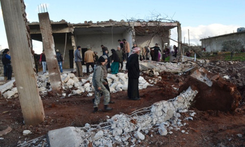 叙利亚平民前去查看美军空袭后的现场。