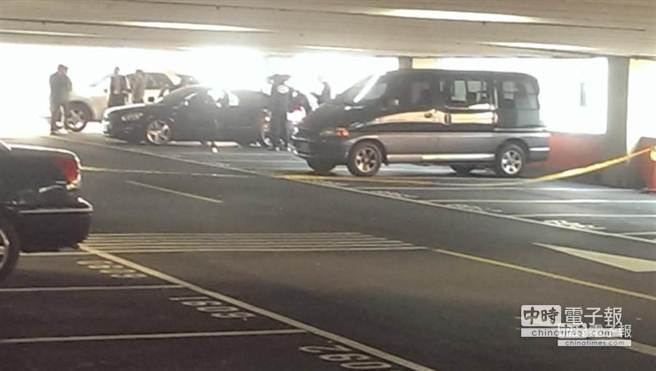 台北市峨眉停车场刚刚传出枪击案,2名男子被人发现陈尸轿车旁,疑似黑道寻仇,目前警方已经封锁停车场采证当中。(图片来源:台湾《中时电子报》)