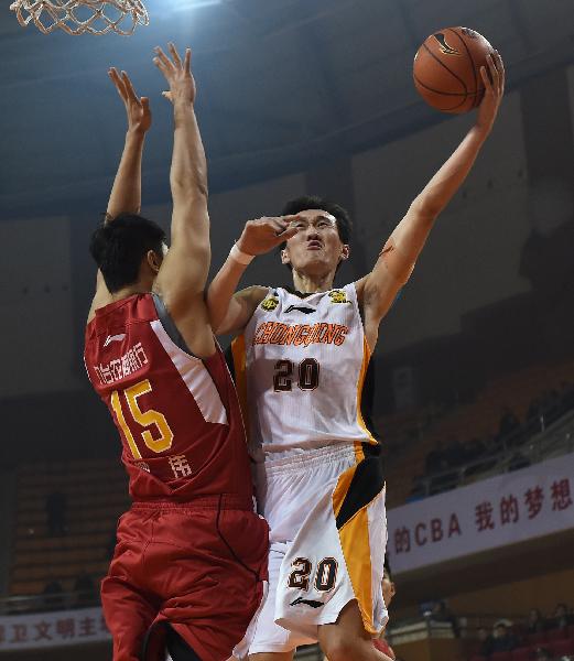 篮球—cba:重庆翺龙负于吉林农商 1月14日,重庆翺龙队球员刘大鹏(右)