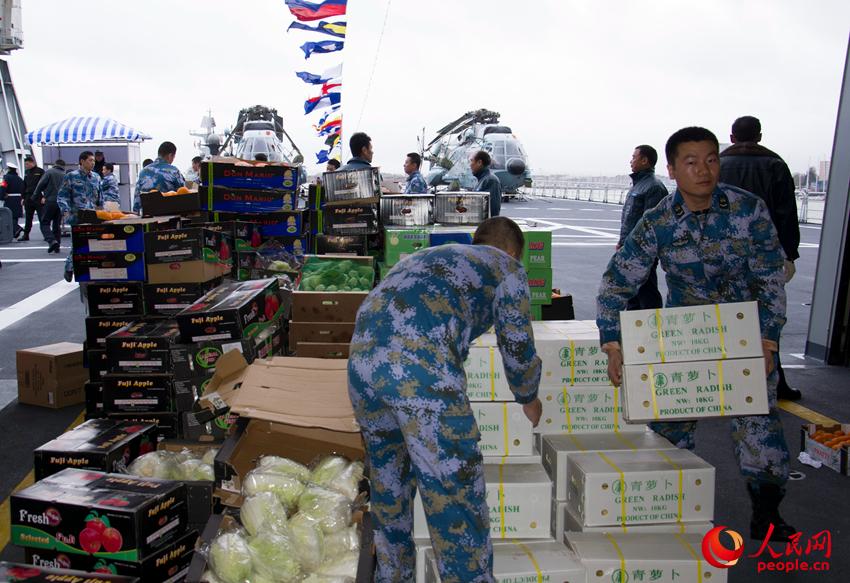 高清:华人华侨慰问中国海军访英护航编队官兵