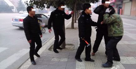 网友爆料，渭南高新区综合执法队员将农民工打成重伤。
